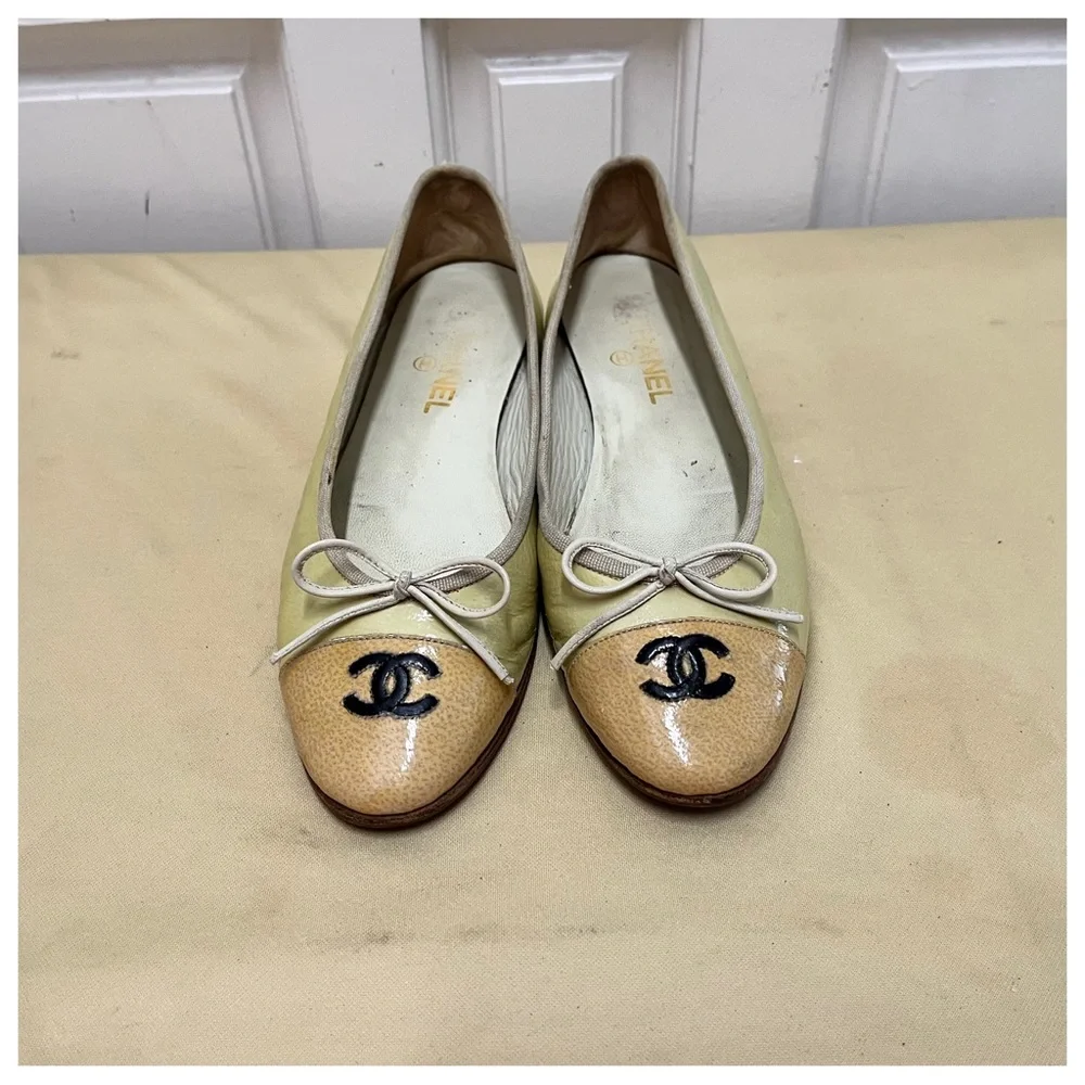 CHANEL Two-Tone Yellow and Beige Cap-Toe Ballet Flats with Black Logo